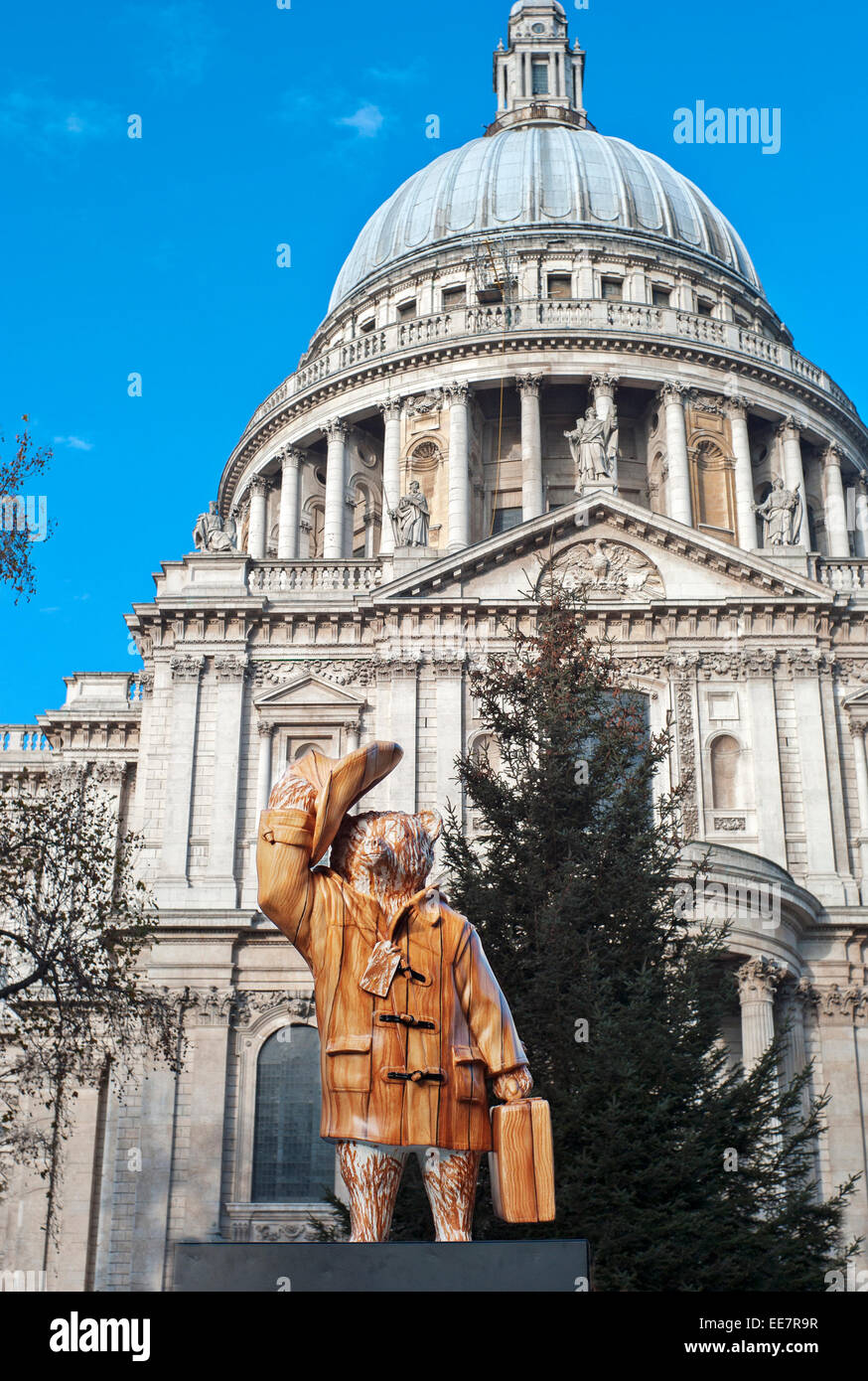 Paddington Bear fuori dalla cattedrale di St Paul London Foto Stock