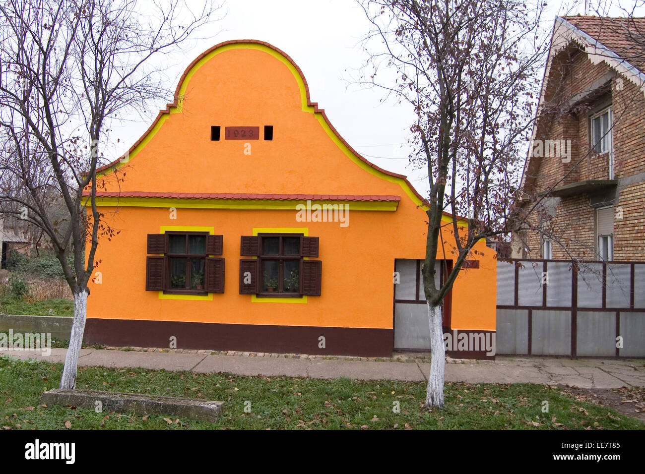 Vecchia casa situata nella campagna di Idvor. Idvor è il luogo di nascita di scienziato Mihajlo Pupin. La casa è stata costruita in st Foto Stock