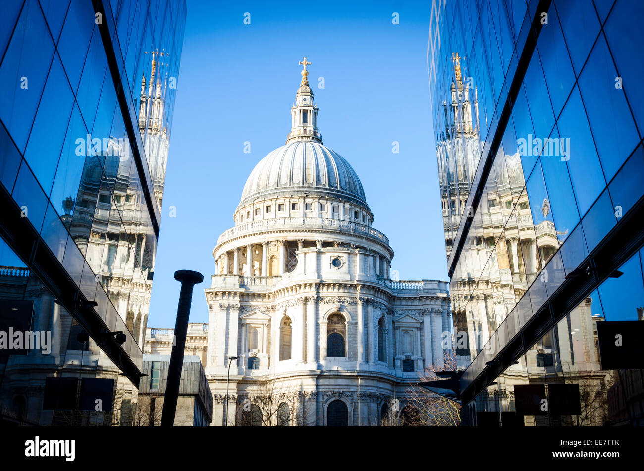 La Cattedrale di St Paul e riflessa nel vetro di un nuovo cambiamento shopping center. Città di Londra, Regno Unito Foto Stock