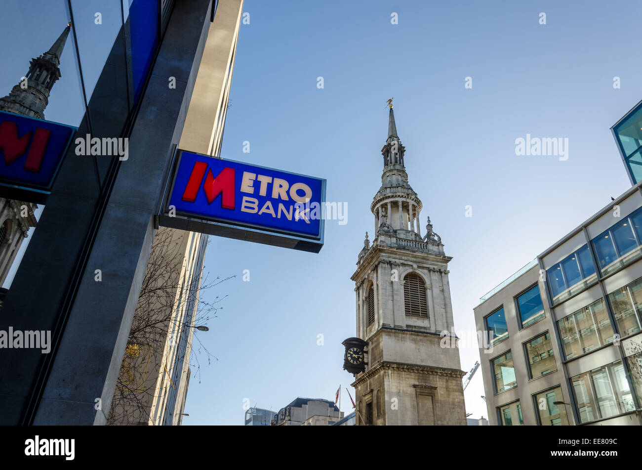 Metro Bank segno e St Mary-le-chiesa di prua. Cheapside, Londra. Foto Stock