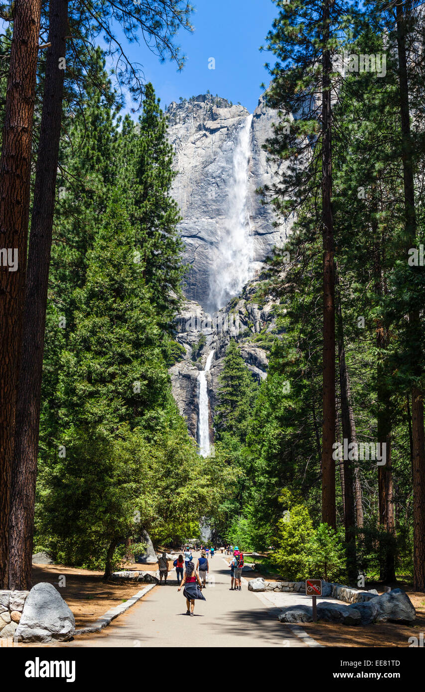 I turisti sul sentiero di fronte a Yosemite Falls, Yosemite Valley, del Parco Nazionale Yosemite, Sierra Nevada, a nord della California, Stati Uniti d'America Foto Stock