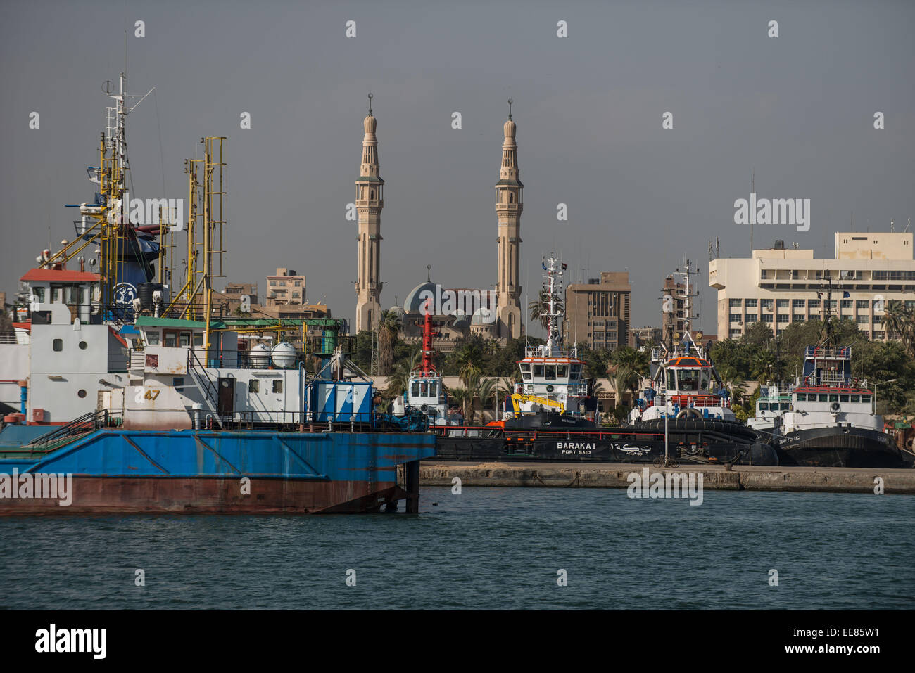 (150114) -- ISMAILIA, 14 Gennaio 2015 -- Foto scattata il 14 gennaio 2015, mostra una vista di un porto di Ismailia, una città dal Canale di Suez in Egitto, 14 gennaio 2015. L'Egitto ha lanciato il nuovo progetto navigabile in agosto 2014, e la costruzione è stata ordinata dal Presidente egiziano Abdel-Fattah al-Sisi per essere completata in un anno. (Xinhua/Pan Chaoyue) Foto Stock
