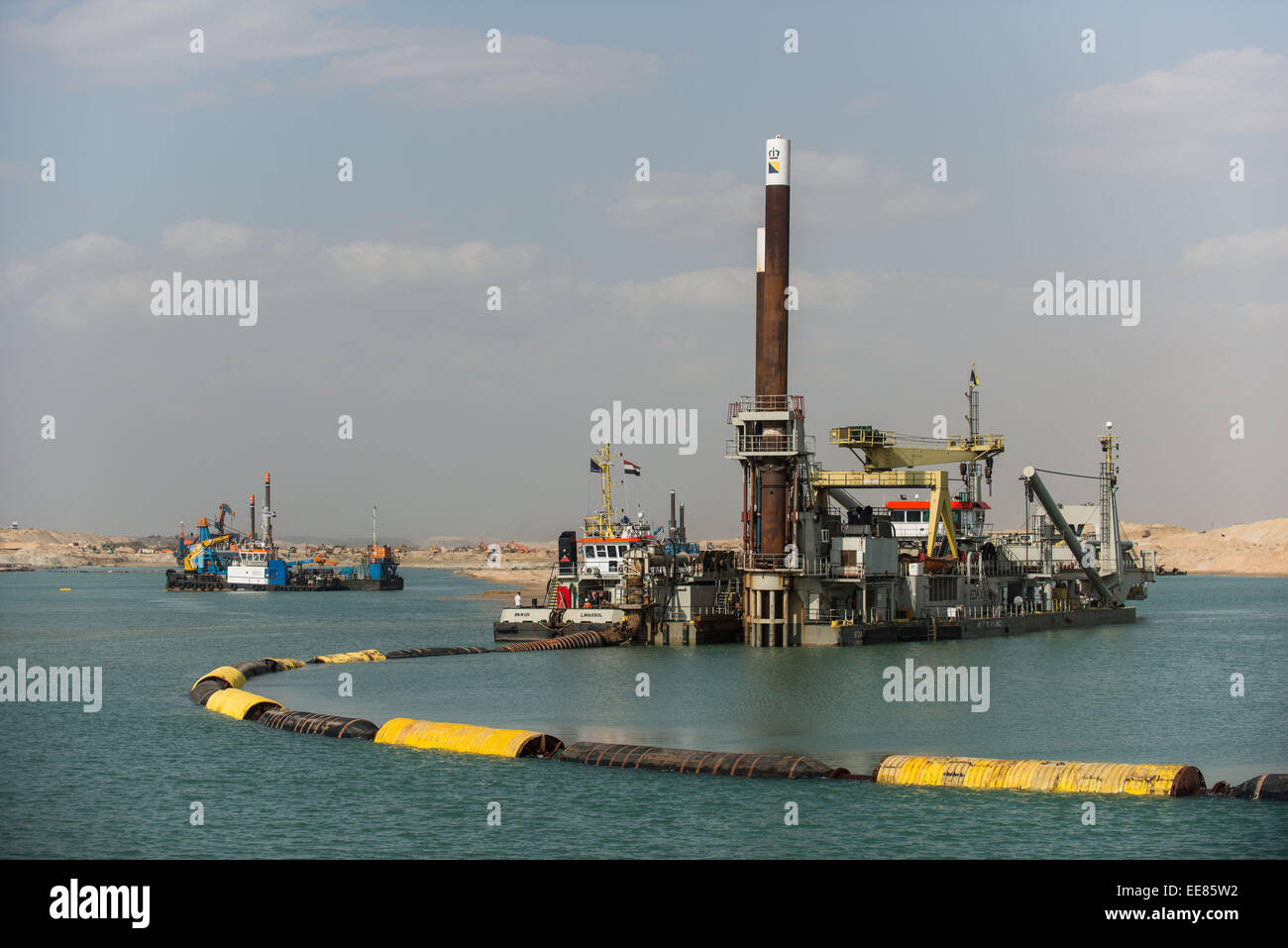 (150114) -- ISMAILIA, 14 Gennaio 2015 -- macchine di scavo lavori nel cantiere del nuovo canale di Suez, in Ismailia, una città dal Canale di Suez in Egitto, 14 gennaio 2015. L'Egitto ha lanciato il nuovo progetto navigabile in agosto 2014, e la costruzione è stata ordinata dal Presidente egiziano Abdel-Fattah al-Sisi per essere completata in un anno. (Xinhua/Pan Chaoyue) Foto Stock
