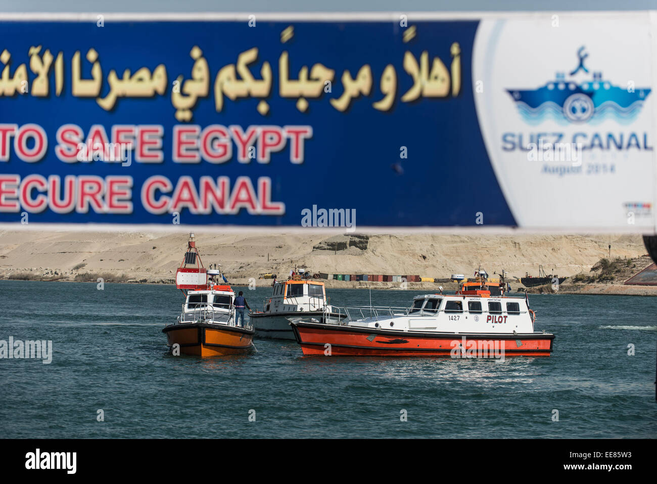 (150114) -- ISMAILIA, 14 Gennaio 2015 -- navi pilota sono visibili sul Canale di Suez a Ismailia, Egitto, a gennaio 14, 2015. L'Egitto ha lanciato il nuovo progetto navigabile in agosto 2014, e la costruzione è stata ordinata dal Presidente egiziano Abdel-Fattah al-Sisi per essere completata in un anno. (Xinhua/Pan Chaoyue) Foto Stock