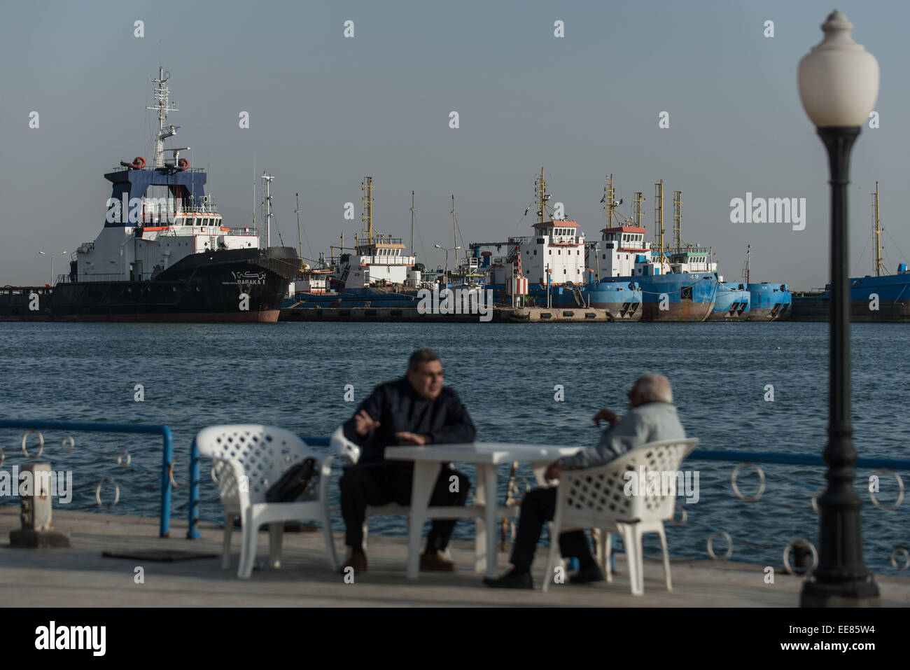 (150114) -- ISMAILIA, 14 Gennaio 2015 -- Le navi sono visti in un porto di Ismailia, una città dal Canale di Suez in Egitto, 14 gennaio 2015. L'Egitto ha lanciato il nuovo progetto navigabile in agosto 2014, e la costruzione è stata ordinata dal Presidente egiziano Abdel-Fattah al-Sisi per essere completata in un anno. (Xinhua/Pan Chaoyue) Foto Stock