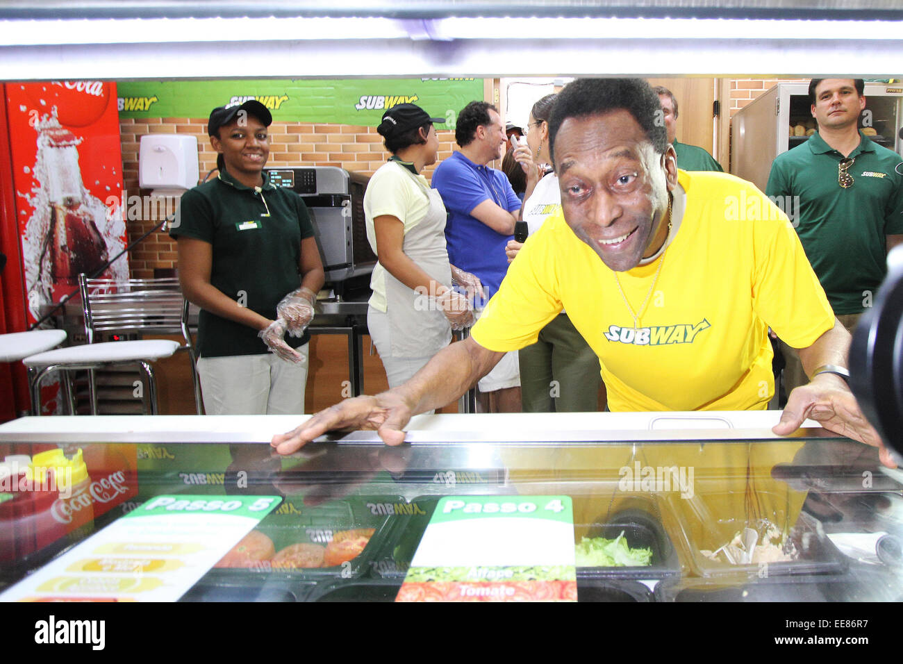 Ritirato la star del calcio Pelé parla con i giornalisti nel corso di un evento sponsorizzato dalla metropolitana. Pelé di cui alla Germania di 7 a 1 la vittoria sul Brasile come 'disaster', ma non è colpa di nessuno in particolare per il risultato. Dotato di: Pelé,Edson Arantes do Nasciment Foto Stock