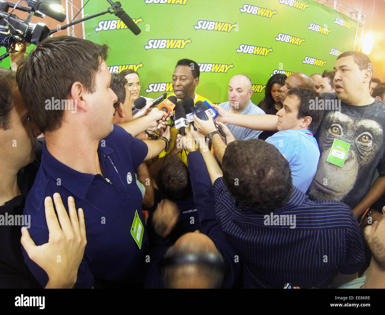 Ritirato la star del calcio Pelé parla con i giornalisti nel corso di un evento sponsorizzato dalla metropolitana. Pelé di cui alla Germania di 7 a 1 la vittoria sul Brasile come 'disaster', ma non è colpa di nessuno in particolare per il risultato. Dotato di: Pelé,Edson Arantes do Nasciment Foto Stock