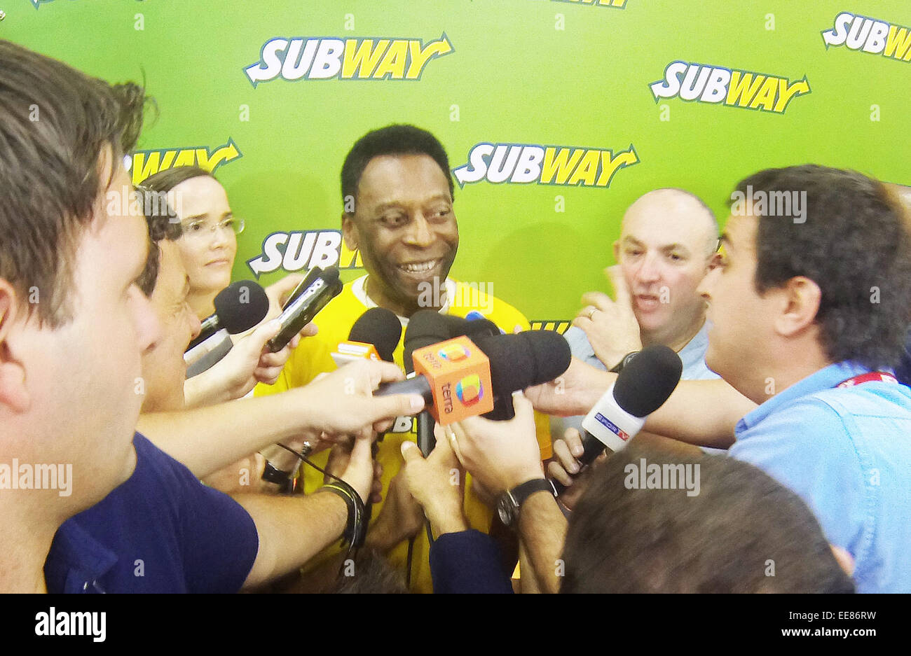 Ritirato la star del calcio Pelé parla con i giornalisti nel corso di un evento sponsorizzato dalla metropolitana. Pelé di cui alla Germania di 7 a 1 la vittoria sul Brasile come 'disaster', ma non è colpa di nessuno in particolare per il risultato. Dotato di: Pelé,Edson Arantes do Nasciment Foto Stock