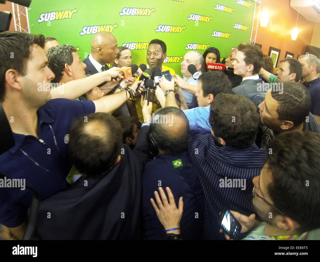 Ritirato la star del calcio Pelé parla con i giornalisti nel corso di un evento sponsorizzato dalla metropolitana. Pelé di cui alla Germania di 7 a 1 la vittoria sul Brasile come 'disaster', ma non è colpa di nessuno in particolare per il risultato. Dotato di: Pelé,Edson Arantes do Nasciment Foto Stock