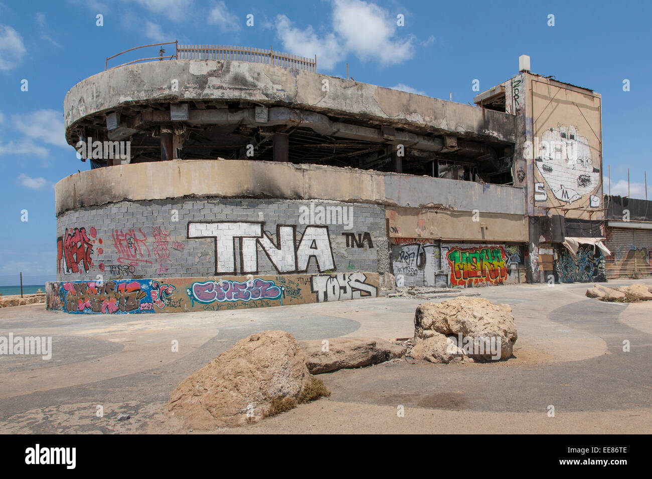Il delfinario, un nightclub bombardato su Tel Aviv lungomare, rimane abbandonata Foto Stock