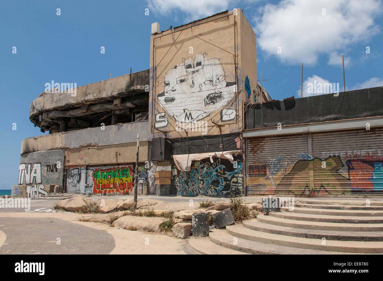 Il delfinario, un nightclub bombardato su Tel Aviv lungomare, rimane abbandonata Foto Stock