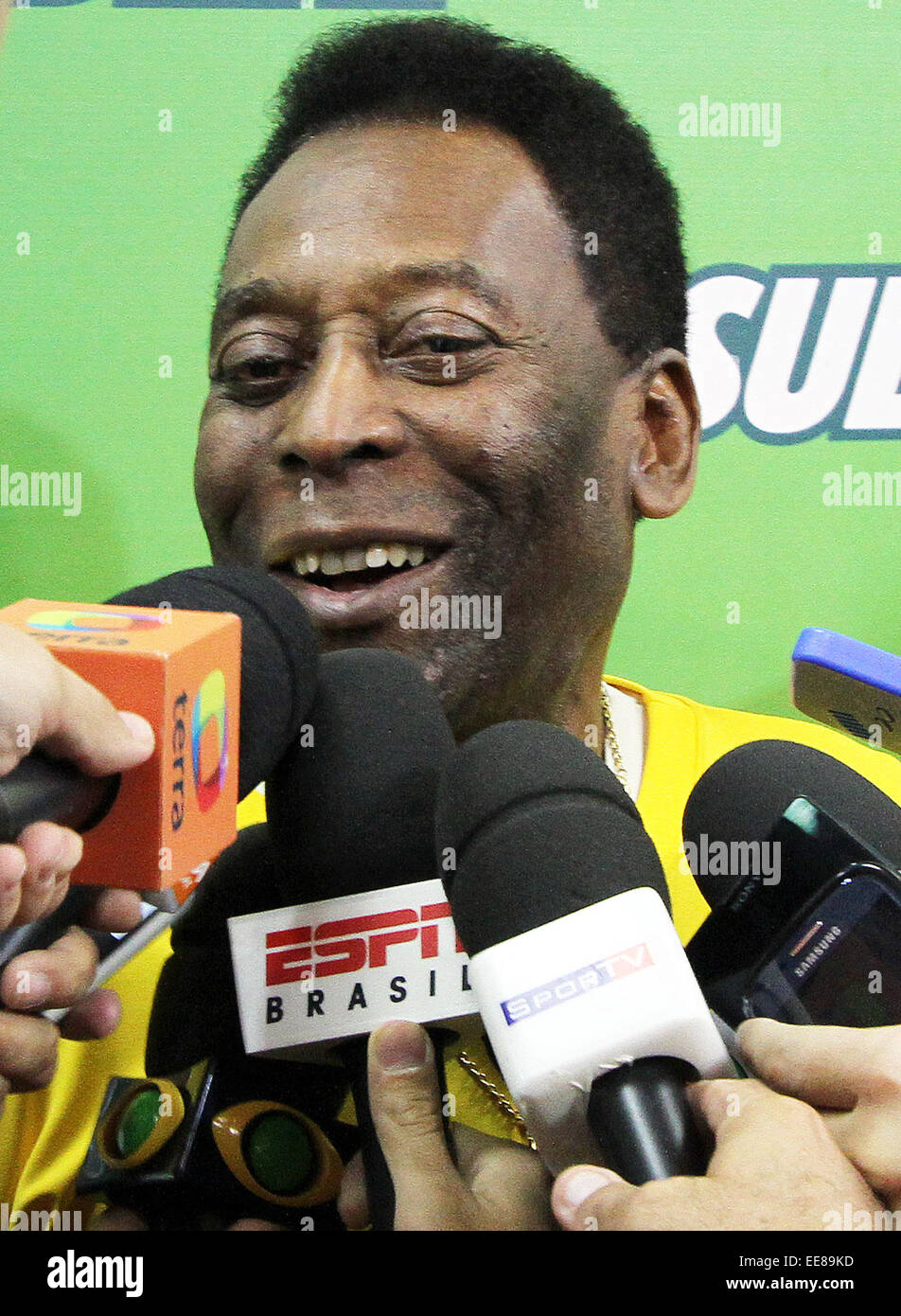 Ritirato la star del calcio Pelé parla con i giornalisti nel corso di un evento sponsorizzato dalla metropolitana. Pelé di cui alla Germania di 7 a 1 la vittoria sul Brasile come 'disaster', ma non è colpa di nessuno in particolare per il risultato. Dotato di: Pelé,Edson Arantes do Nasciment Foto Stock