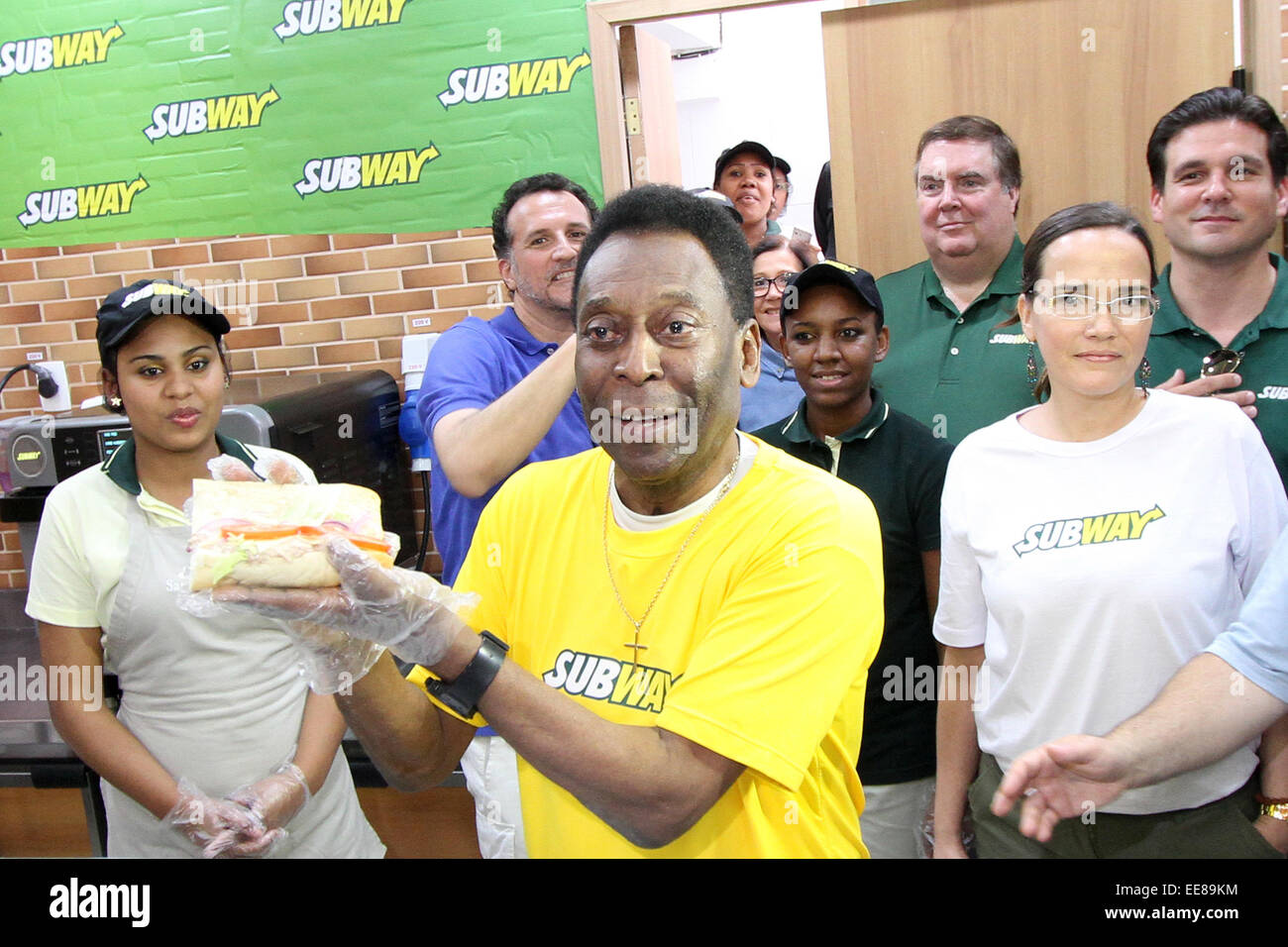 Ritirato la star del calcio Pelé parla con i giornalisti nel corso di un evento sponsorizzato dalla metropolitana. Pelé di cui alla Germania di 7 a 1 la vittoria sul Brasile come 'disaster', ma non è colpa di nessuno in particolare per il risultato. Dotato di: Pelé,Edson Arantes do Nasciment Foto Stock
