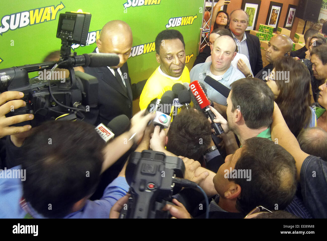 Ritirato la star del calcio Pelé parla con i giornalisti nel corso di un evento sponsorizzato dalla metropolitana. Pelé di cui alla Germania di 7 a 1 la vittoria sul Brasile come 'disaster', ma non è colpa di nessuno in particolare per il risultato. Dotato di: Pelé,Edson Arantes do Nasciment Foto Stock