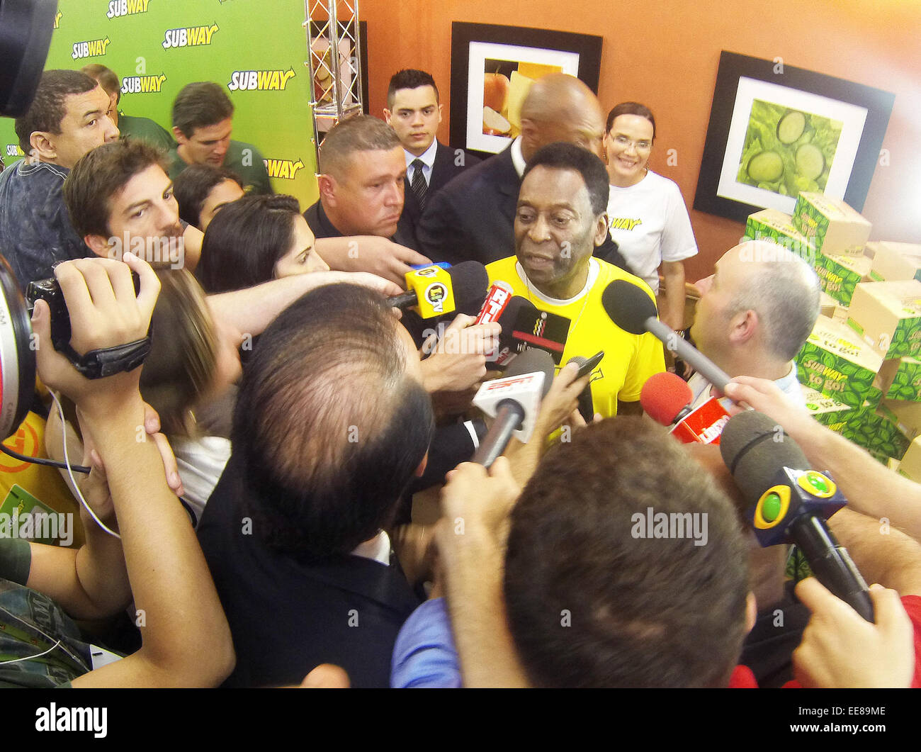 Ritirato la star del calcio Pelé parla con i giornalisti nel corso di un evento sponsorizzato dalla metropolitana. Pelé di cui alla Germania di 7 a 1 la vittoria sul Brasile come 'disaster', ma non è colpa di nessuno in particolare per il risultato. Dotato di: Pelé,Edson Arantes do Nasciment Foto Stock