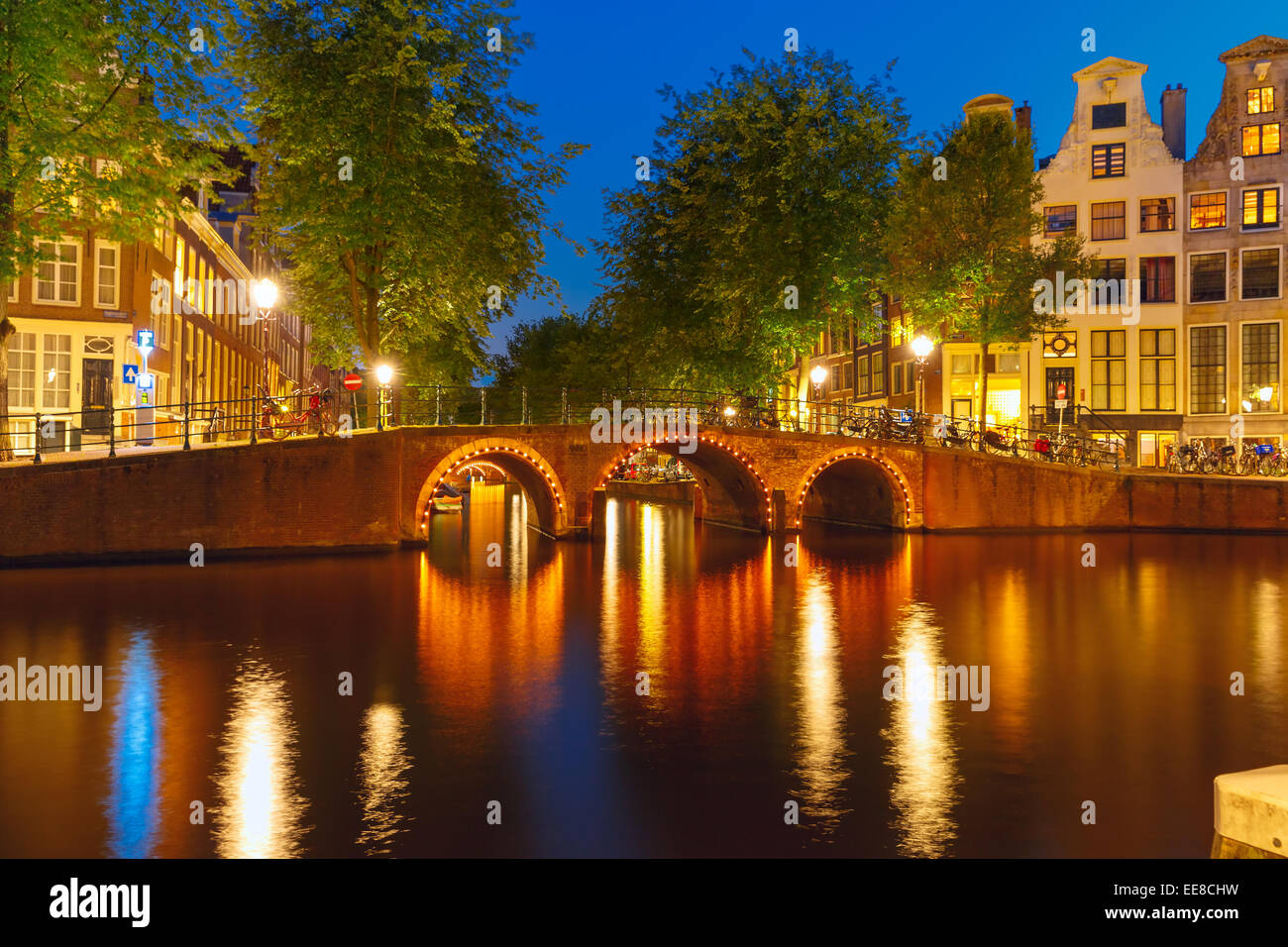 Notte Vista sulla città di Amsterdam canal e il ponte, Holland, Paesi Bassi. Foto Stock