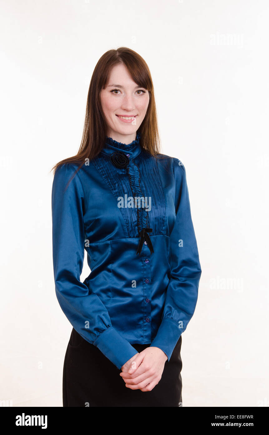 Ritratto di una giovane bella ragazza in camicetta blu su sfondo bianco Foto Stock