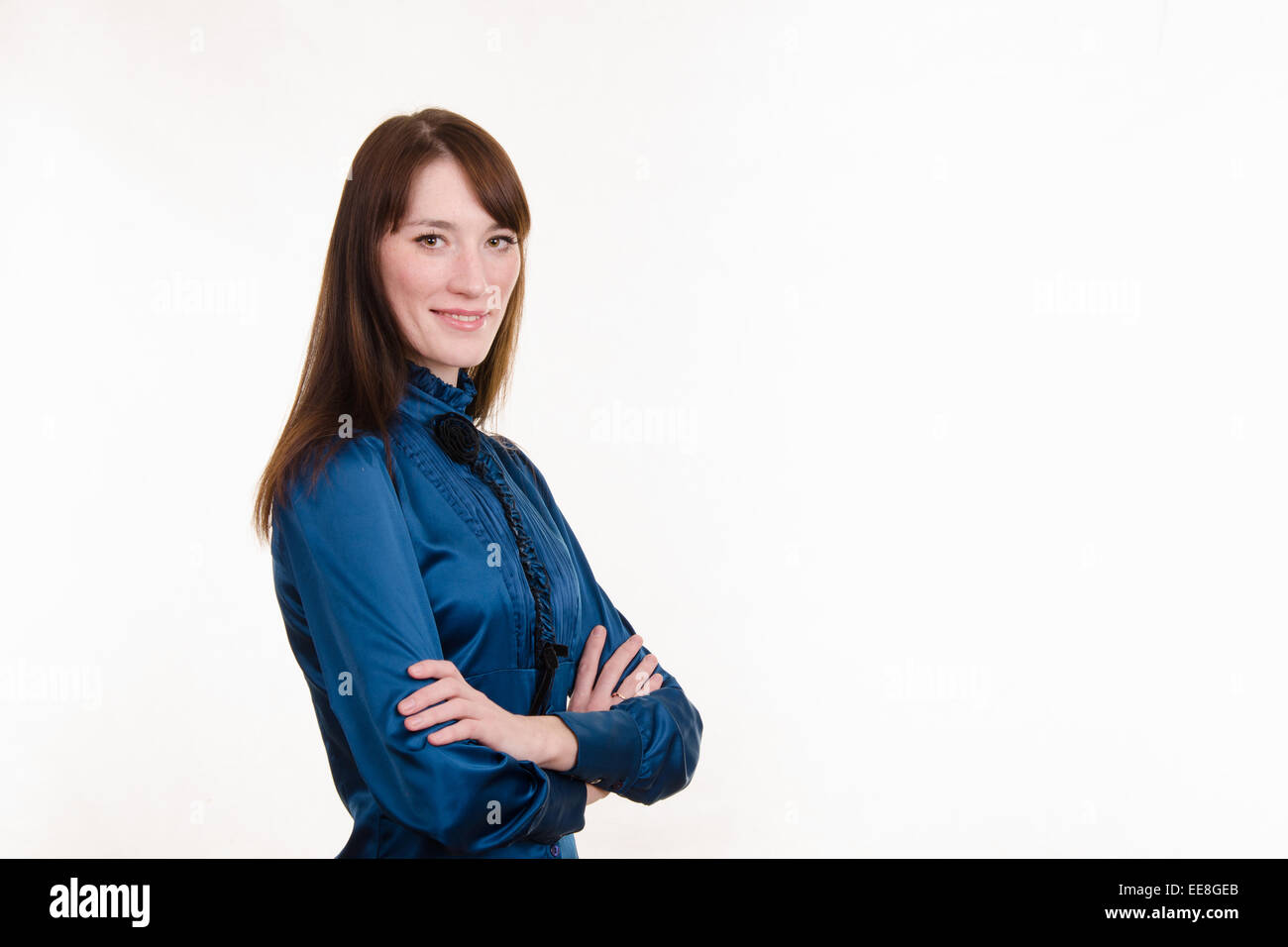 Ritratto di una giovane bella ragazza in camicetta blu su sfondo bianco Foto Stock