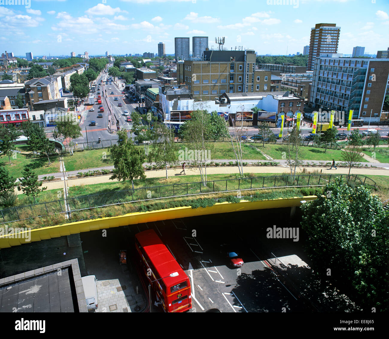 Il Green Bridge over Mile End Road - parte di una rete di ciclo e percorsi pedonali nella zona est di Londra. Foto Stock