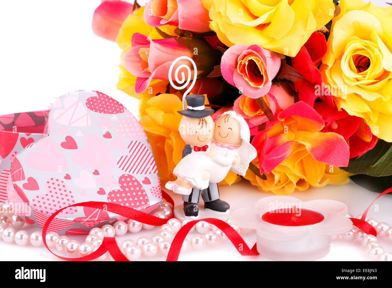 Rose colorate, sposa e fidanzata, candela e confezione regalo chiudere l'immagine. Foto Stock