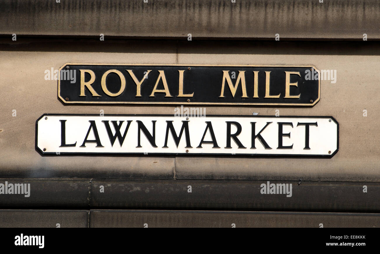 La strada dei segni di Royal Mile e Lawnmarket, a Edimburgo, Scozia. Foto Stock