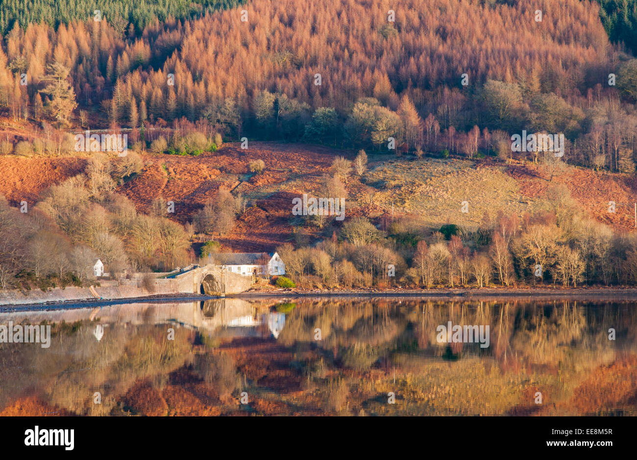 Sera riflessioni sul Loch Shira nr Inveraray Argyll & Bute Scozia Scotland Foto Stock
