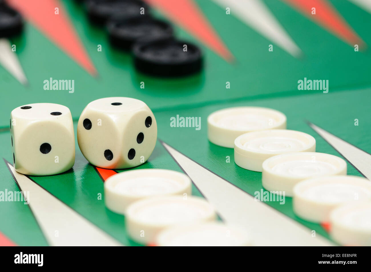 Pezzi e un dado su un bordo del backgammon game Foto Stock