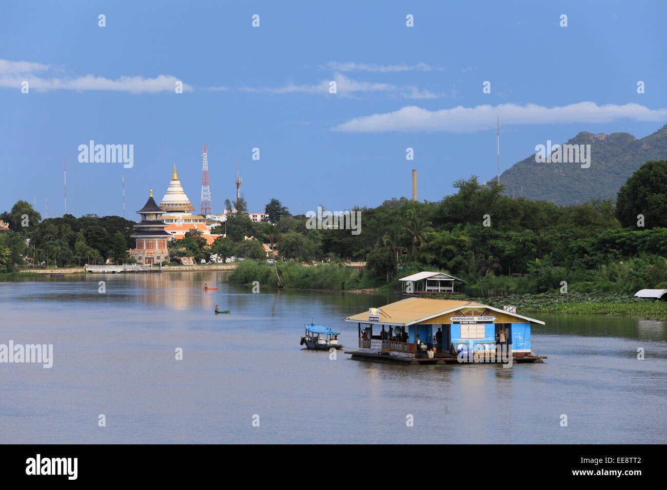 Karaoke barca dopo il tramonto sul fiume Kwaï Yai - Kanchanaburi Foto Stock