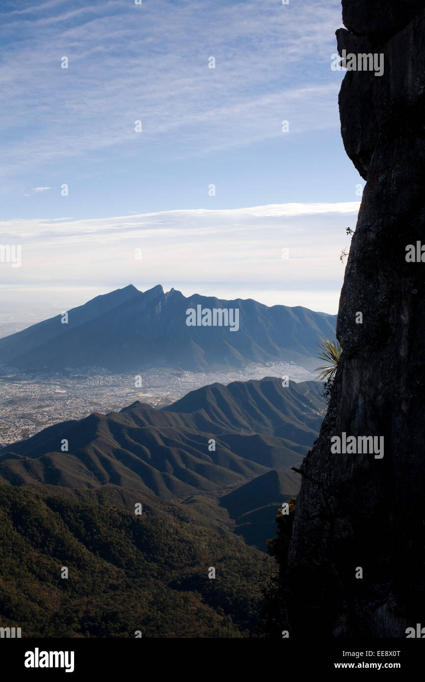 Guardando verso il Cerro de La Silla da Chipinque Park, a Monterrey, Nuevo Leon, Messico. Foto Stock