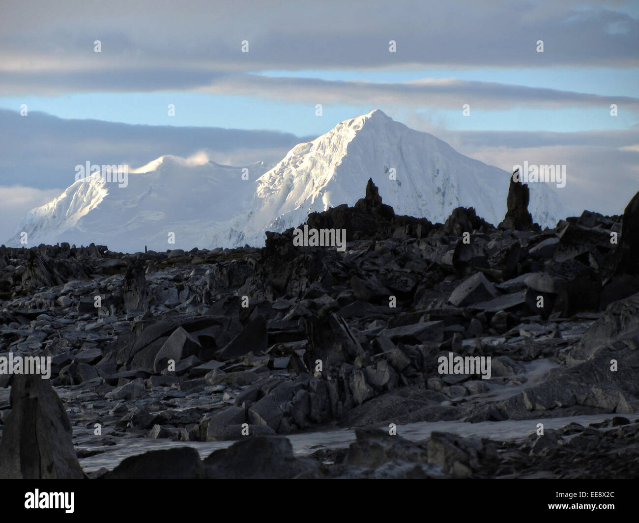 Coperta di neve il Monte Guglielmo visto dal Torgersen isola vicino alla penisola antartica. Foto Stock