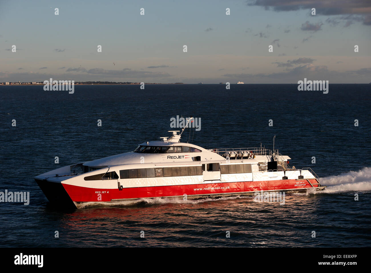 Un catamarano traghetto è visto nel Solent come lei viaggia da Cowes a Southampton Gennaio 2015 Foto Stock