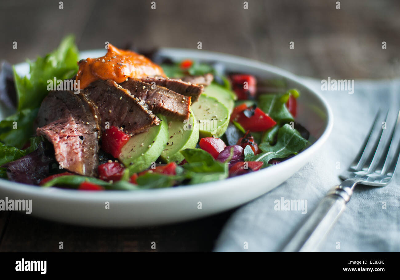 Insalata colorata di arrosto di manzo e verdure Foto Stock