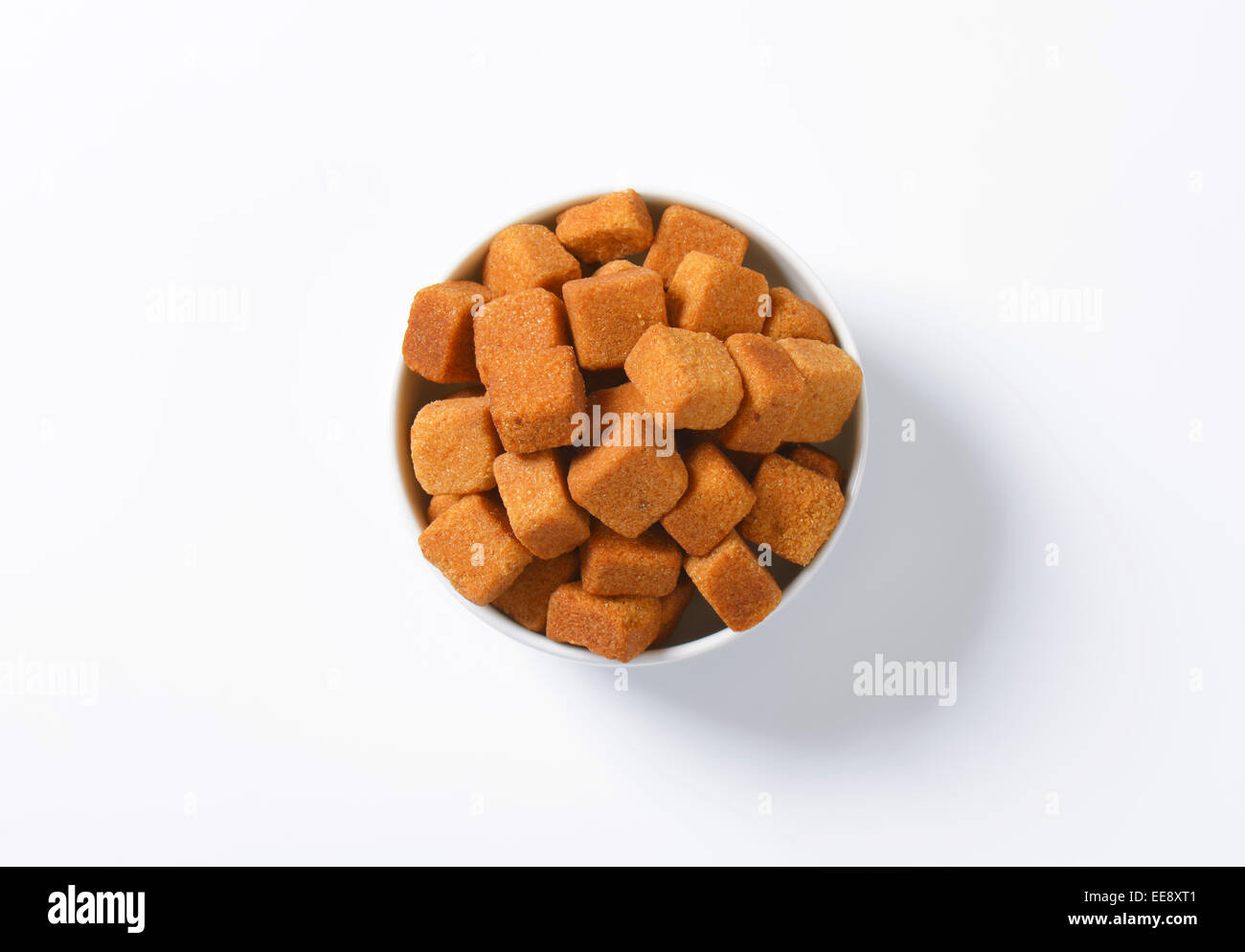 Pure lo zucchero di canna, marrone Rough cut cubi Foto Stock