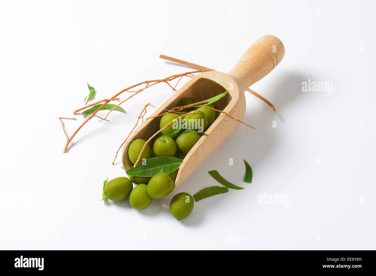 Materie olive verdi sul convogliatore di legno Foto Stock