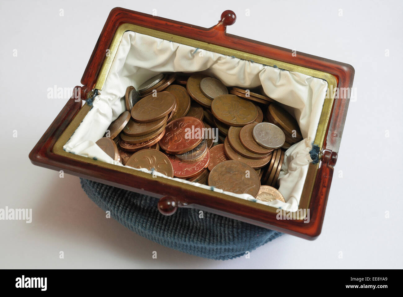 Borsa piena di monete sparse modificare Foto Stock