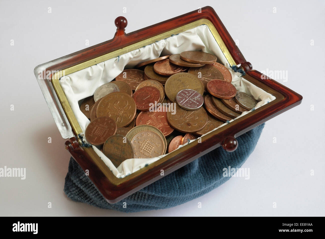 Borsa piena di monete sparse modificare Foto Stock
