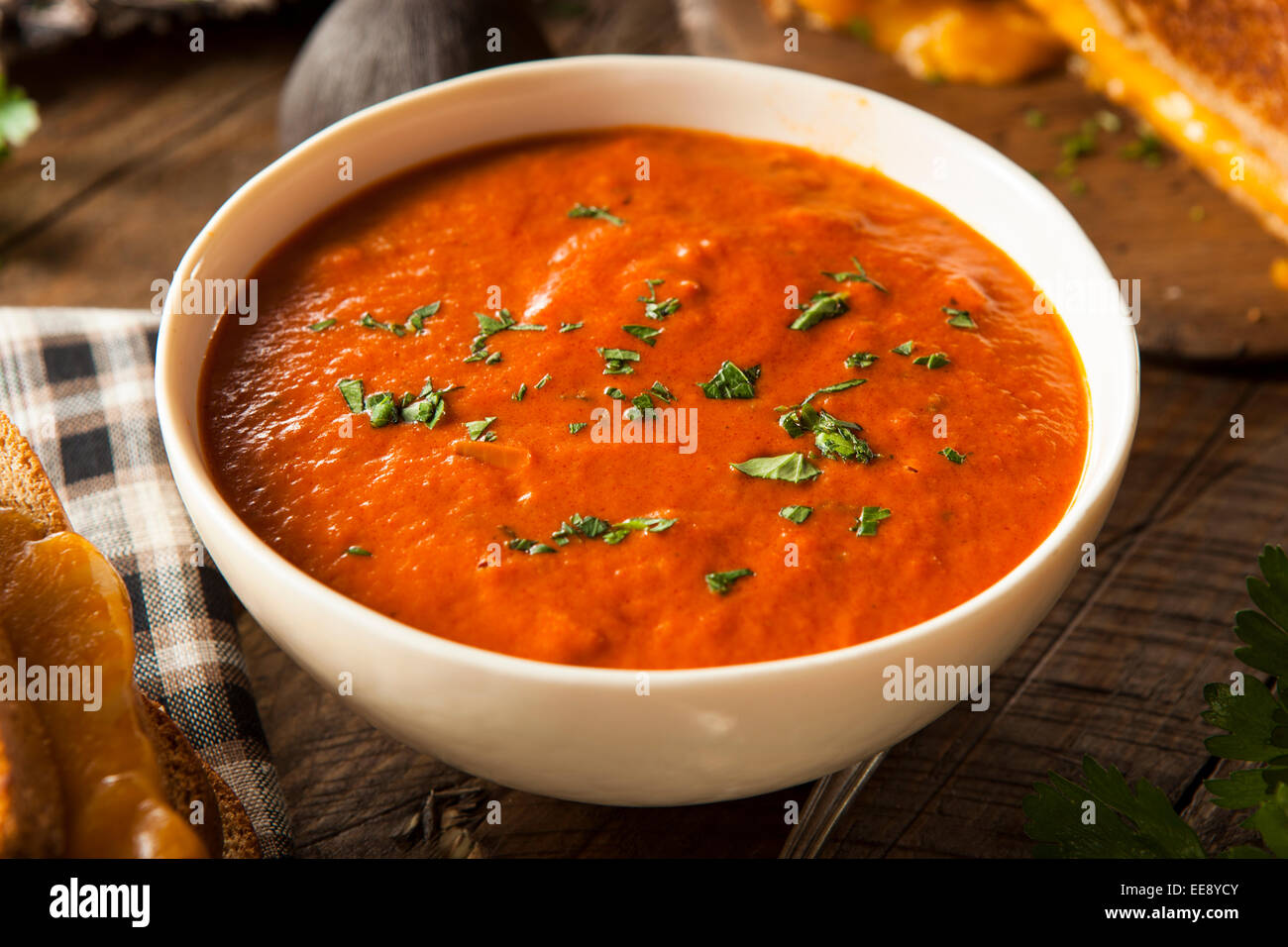 In casa la zuppa di pomodoro con formaggio alla griglia per il pranzo Foto Stock