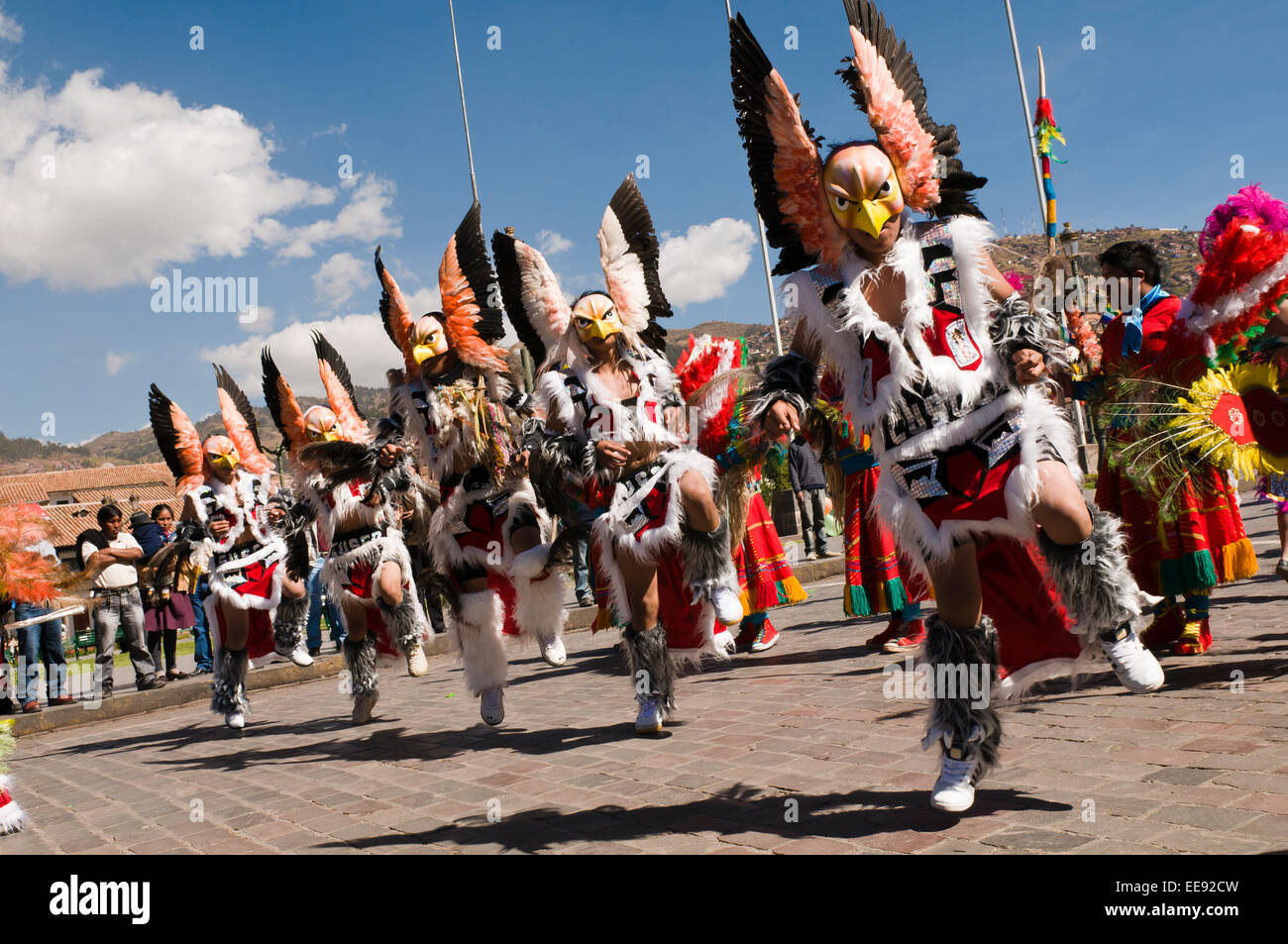 Il gruppo di ballerini eseguono una caratteristica Inca danza di guerra come una parte di Christian Corpus Christi festival religioso. Foto Stock