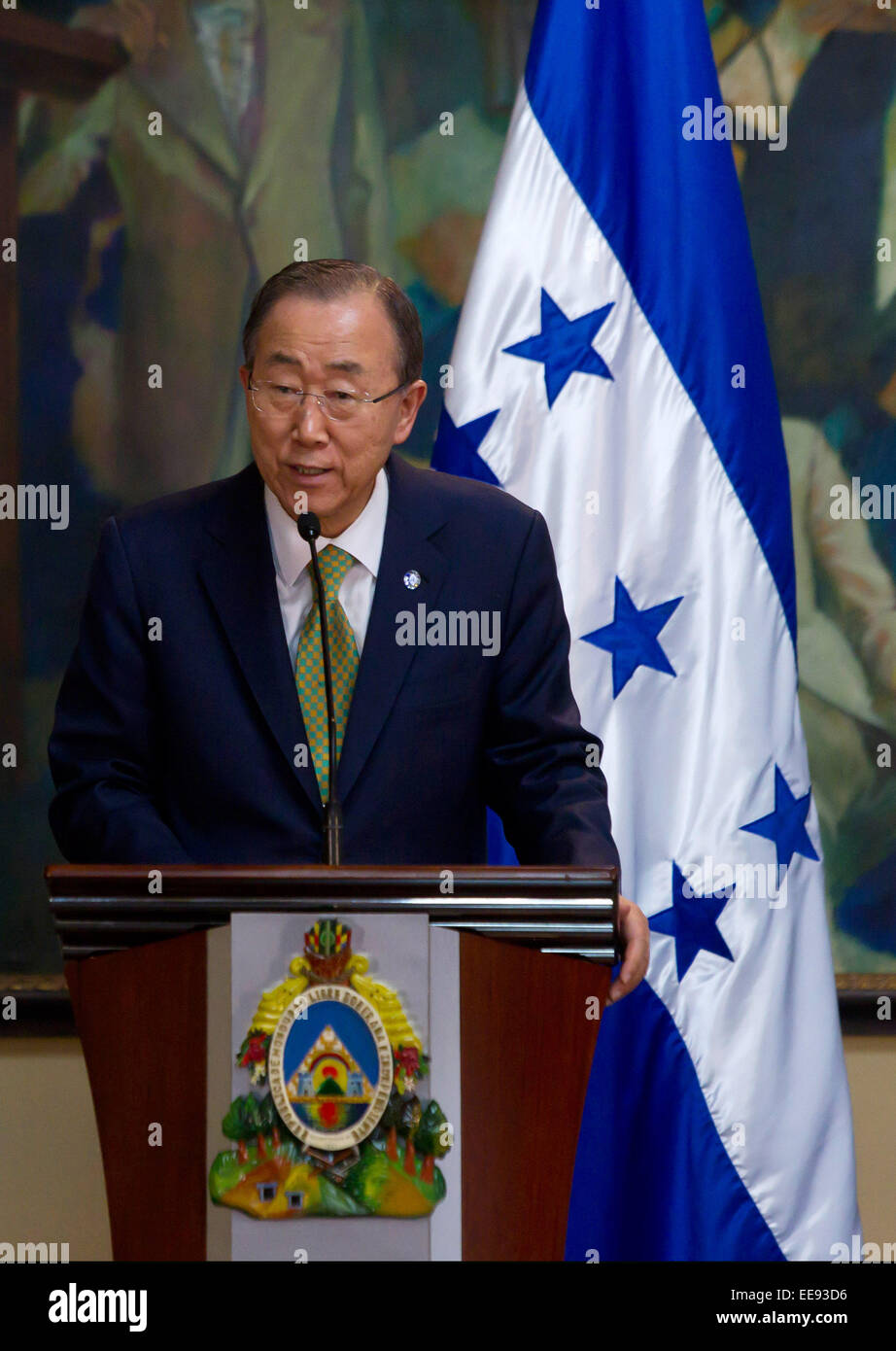 Tegucigalpa, Honduras. Xiv gen, 2015. Segretario Generale delle Nazioni Unite Ban Ki-moon prende parte a una conferenza stampa congiunta con il presidente onduregno Juan Orlando Hernandez a Casa Presidenziale a Tegucigalpa, capitale dell'Honduras, a gennaio 14, 2015. Ban Ki-moon è arrivato qui mercoledì per una visita di due giorni in cui sarà lui a tenere incontri con autorità honduregne e delle organizzazioni per i diritti umani. Credito: Rafael Ochoa/Xinhua/Alamy Live News Foto Stock