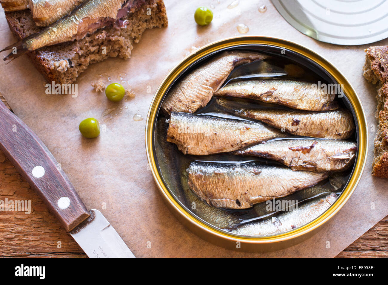 Barattolo di latta di spratti, sardine. Vista superiore Foto Stock