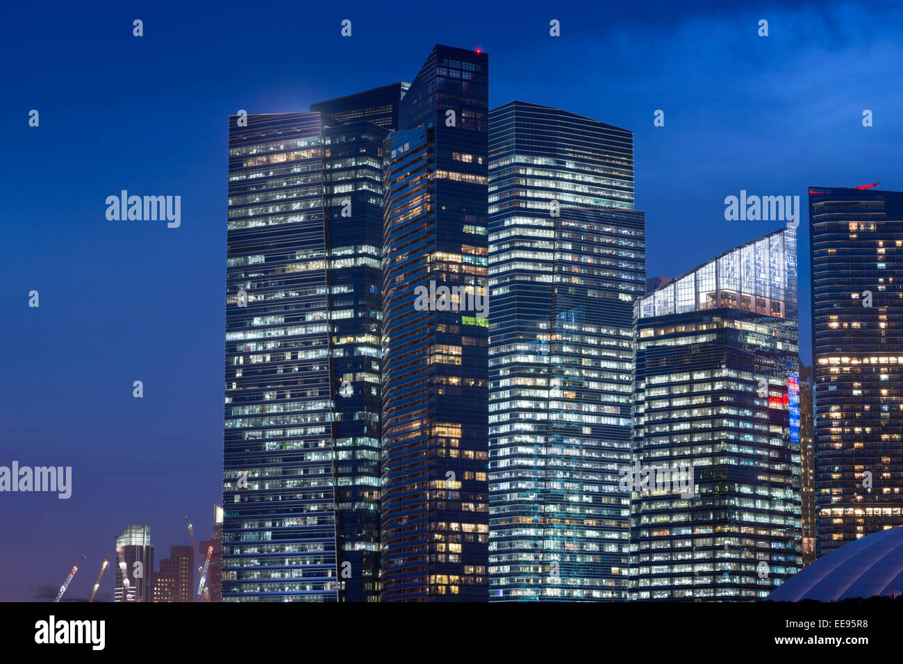 Enormi grattacieli skyline di Singapore downtown da Twilight time Foto Stock