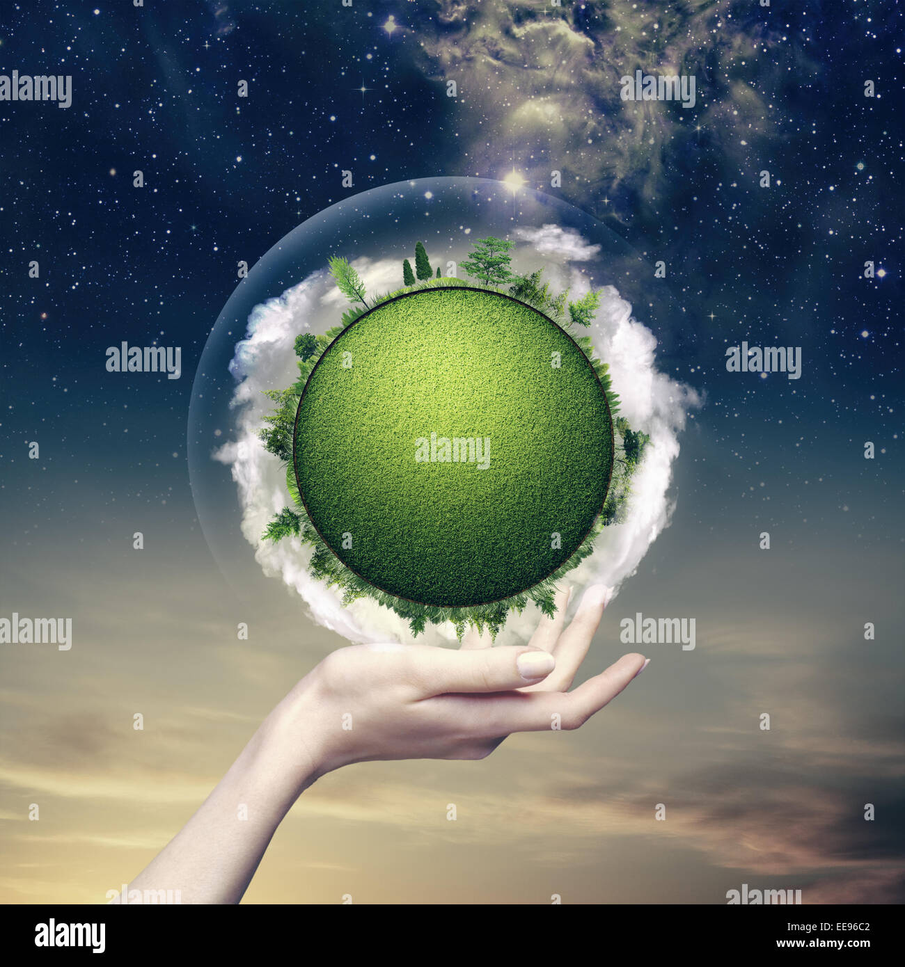 Pianeta verde in mano umana, sfondi ambientali Foto Stock