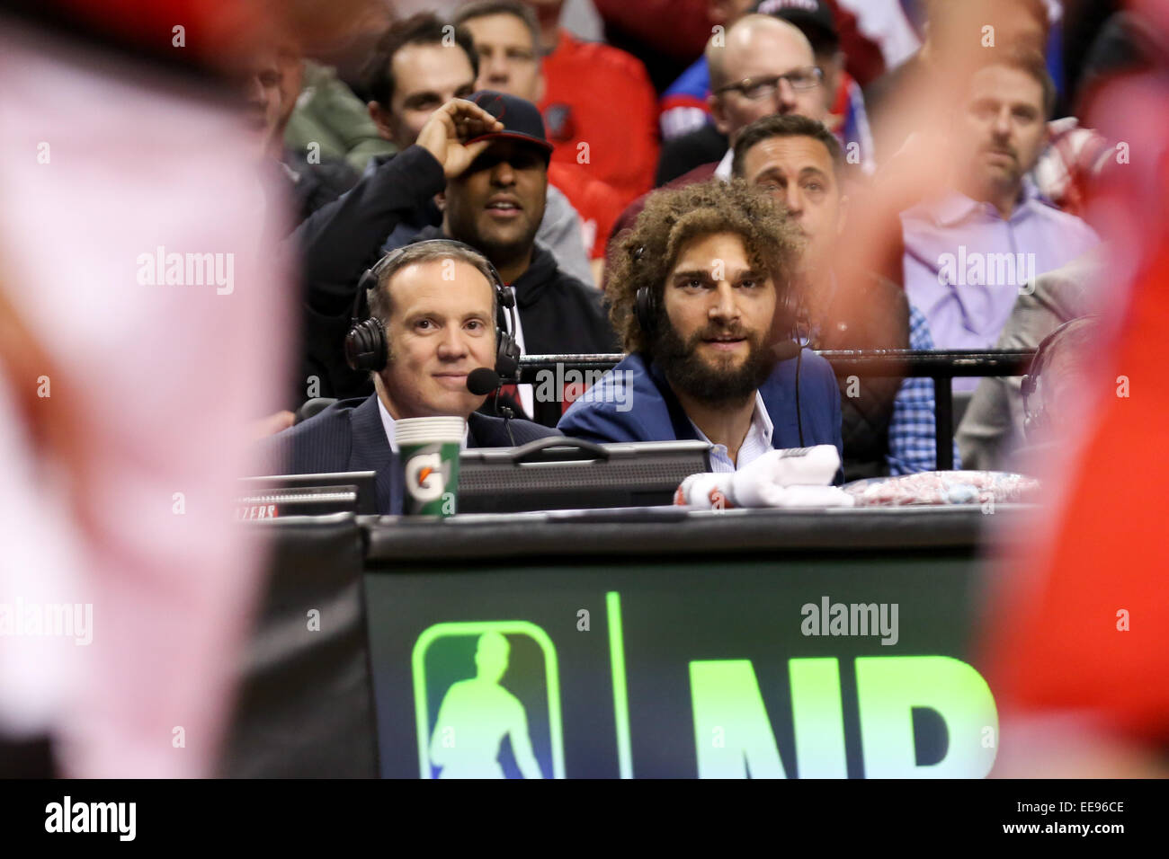 14 gennaio 2015 - ROBIN LOPEZ (42) si siede al tavolo annunciatori. La University of Oregon gioca Oregon State a Reser Stadium il 29 novembre 2014. © David Blair/ZUMA filo/Alamy Live News Foto Stock