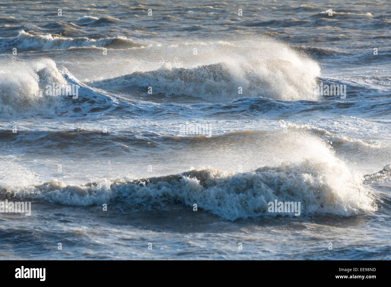 Onde invernali attorno a colpire la spiaggia di LITTLEHAMPTON, WEST SUSSEX Foto Stock