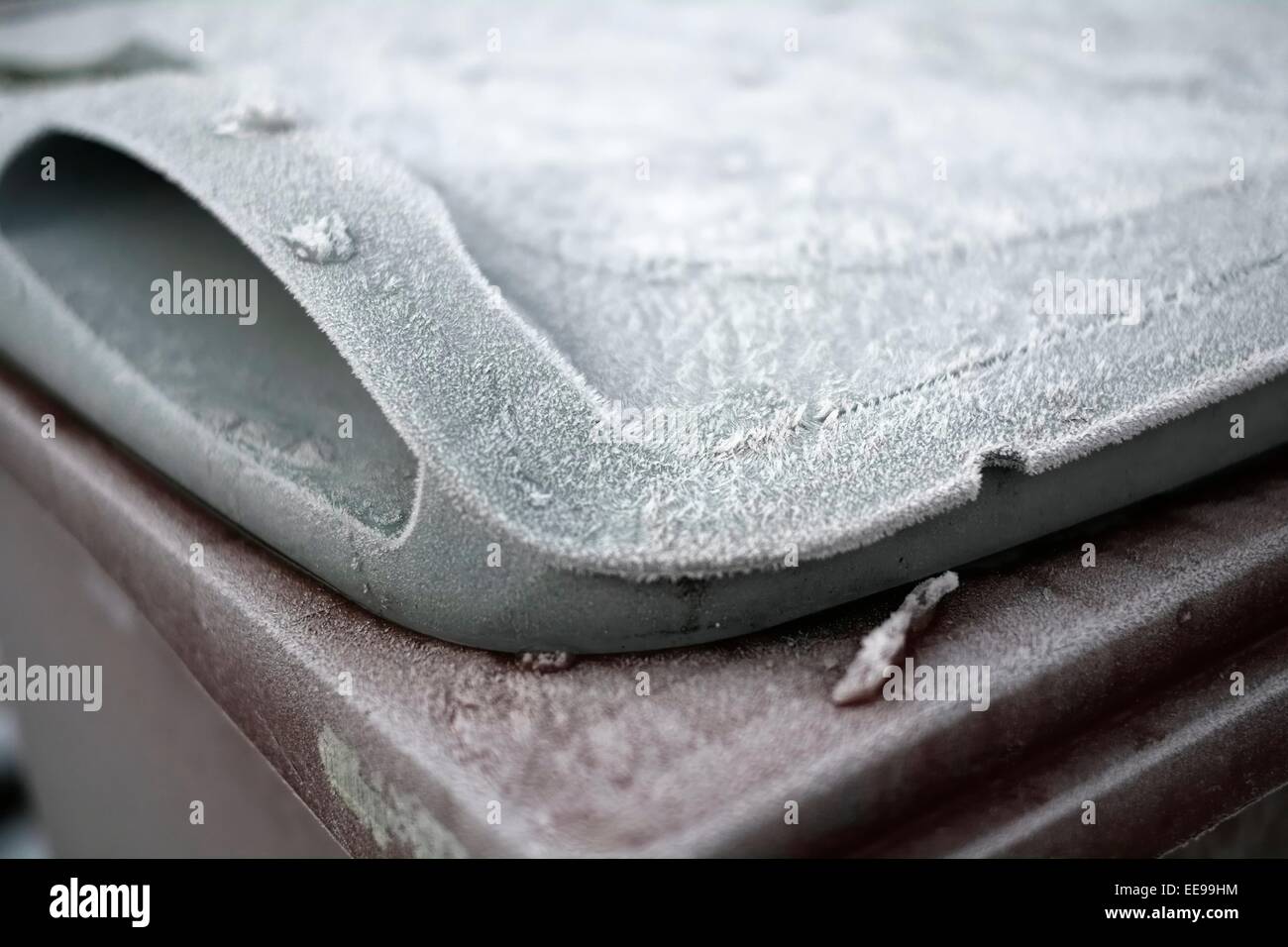 La brina e il ghiaccio su un bidone della spazzatura coperchio England Regno Unito Foto Stock