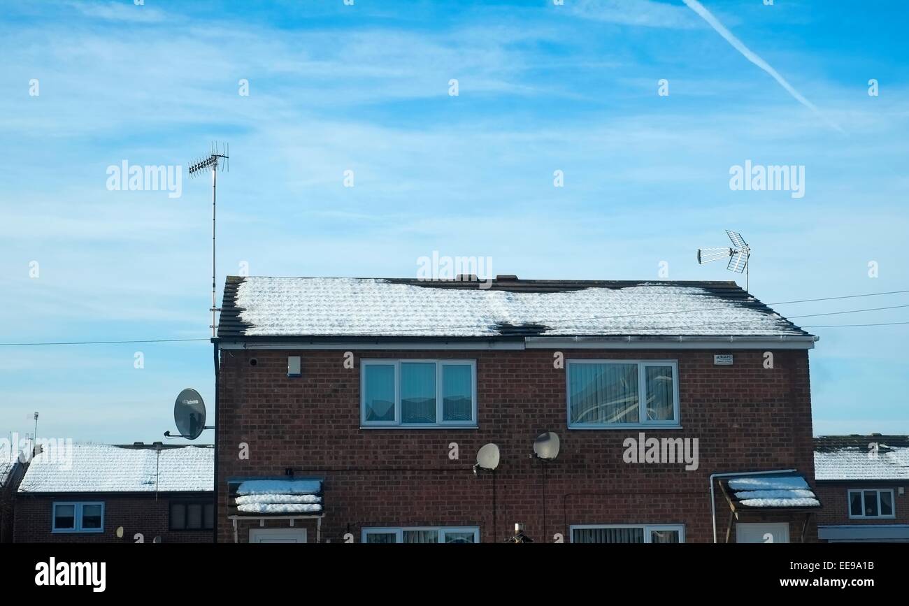 La fusione della neve sul tetto di un case semi staccate England Regno Unito Foto Stock