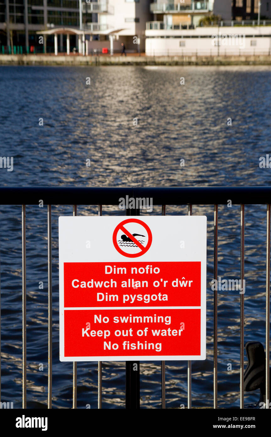 Nessun segno di nuoto in inglese e gallese, Roath Bacino, la Baia di Cardiff, Galles, UK. Foto Stock