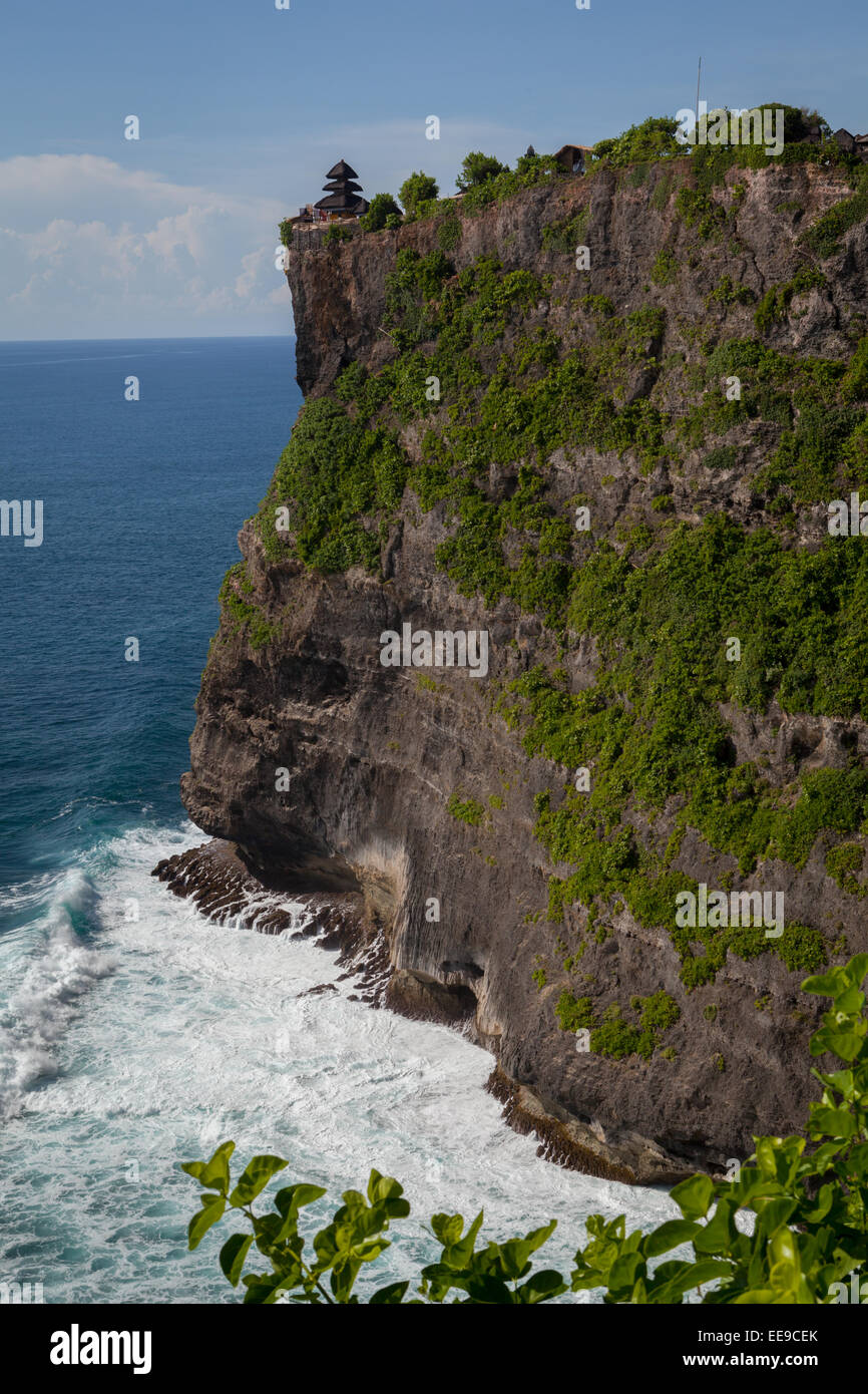 Una scogliera sul mare con un tempio indù (tempio di pura Luhur/Luhur) che è costruito su di esso in Uluwatu, Badung, Bali, Indonesia. Foto Stock