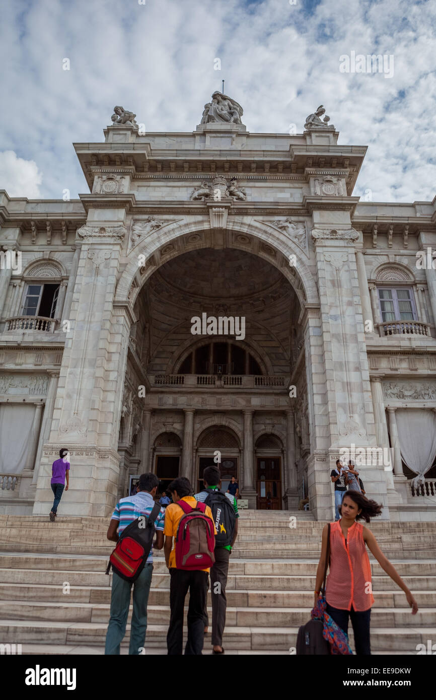 Le persone al Victoria Memorial Hall di ingresso principale in Kolkata. Foto Stock