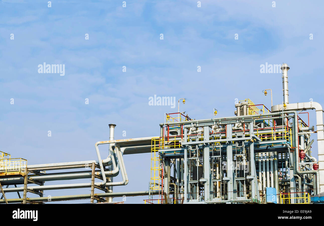 Intricato sistema di gasdotti a un olio e raffineria di gas Foto Stock